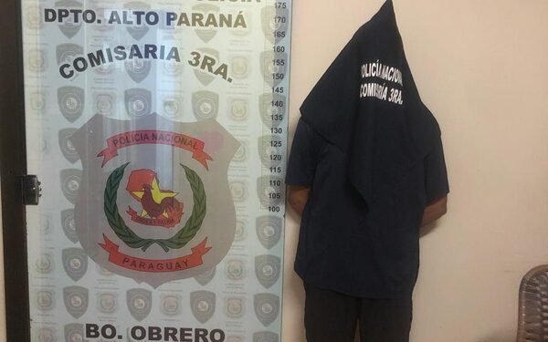 Detienen a sujeto con órdenes de capturas y recuperan moto robada