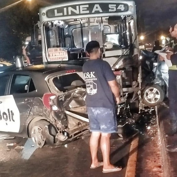 Bus pierde los frenos y choca contra tres vehículos en San Antonio - Unicanal