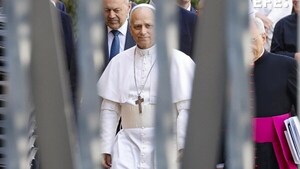 León XIV apuesta por la vía de Francisco, con el cuidado a los débiles y diálogo valiente