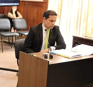 Juez quiso enjuiciar a ingeniero por salpicarlo con agua: caso quedó archivado