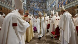 El cardenal Parolin impactado por la "serenidad" con la que Prevost aceptó ser Papa