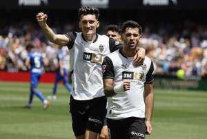 Valencia sella la permanencia y ahora sueña con Europa - Fútbol Español - ABC Color