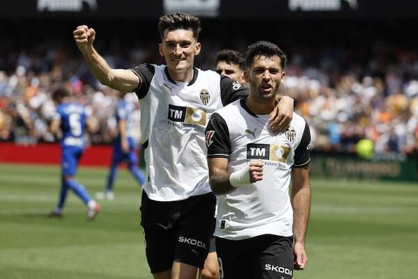 Valencia sella la permanencia y ahora sueña con Europa - Fútbol Español - ABC Color