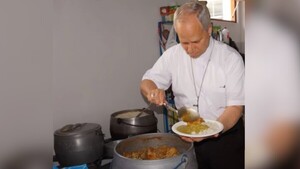 La simbólica historia detrás de la foto viral de León XIV sirviendo comida peruana