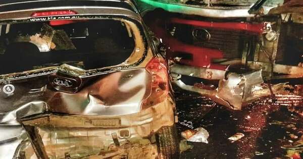 La Nación / Bus impactó contra tres vehículos ante un semáforo en Acceso Sur