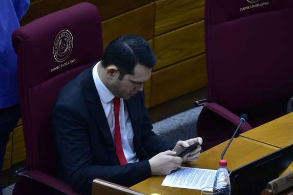 Prohíben a Ñandutí divulgar contenido íntimo de senador Rivas - Política - ABC Color