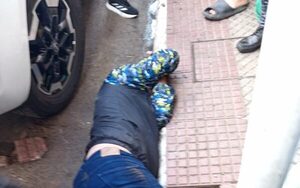(VIDEO)Molieron a garrotazos a un ladrón en el Mercado 4