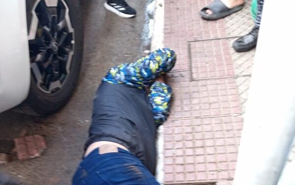 (VIDEO)Molieron a garrotazos a un ladrón en el Mercado 4