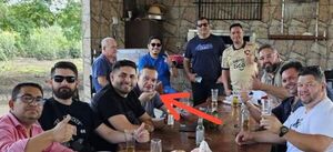 Burla a la justicia: abogado acusado de agredir a funcionaria festeja su libertad