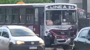 Colectivo provoca accidente y choca a tres vehículos en Acceso Sur