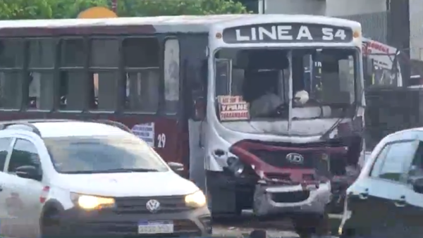 Colectivo provoca accidente y choca a tres vehículos en Acceso Sur