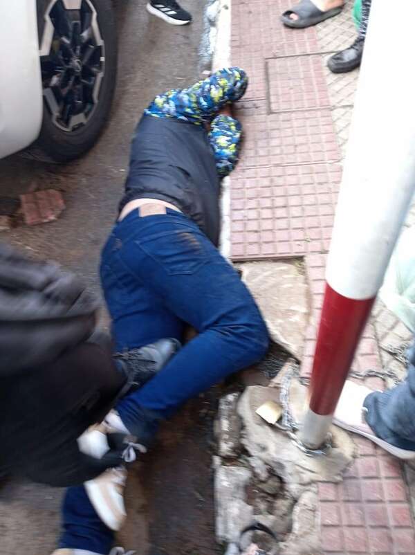 Video: ciudadanos retuvieron a presunto ladrón en el Mercado 4 - Policiales - ABC Color