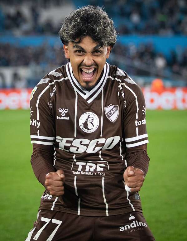 El Platense de Ronaldo Martínez elimina a Racing en Argentina - Fútbol Internacional - ABC Color