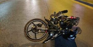 Tragedia en Laurelty: motociclista omano y el responsable huye tras el choque