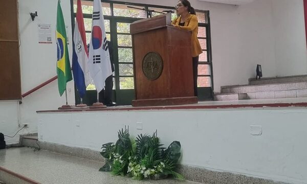 Docente de la UNE expone en Congreso Internacional de Derecho