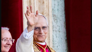 La poderosa cruz que lució el Papa tiene reliquias