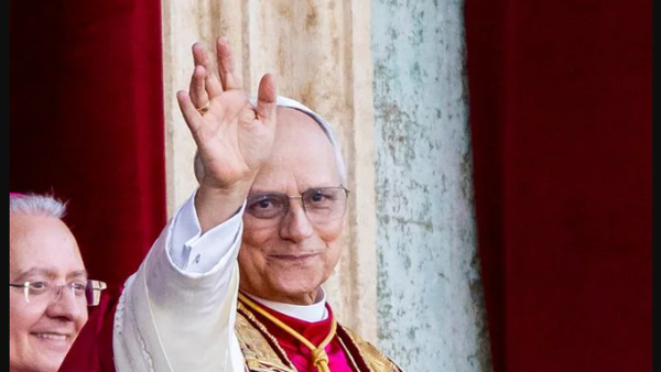 La poderosa cruz que lució el Papa tiene reliquias
