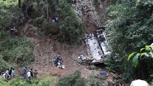 Al menos 22 muertos al precipitarse un autobús por un barranco en Sri Lanka