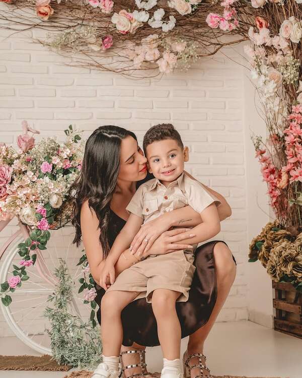 Alexia Notto, esposa de Miguel Almirón, posó con Francesco en la previa del Día de la Madre - Gente - ABC Color