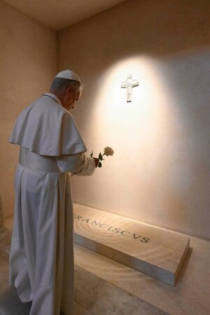 El papa León XIV visitó la sepultura de Francisco y le llevó una rosa blanca - Unicanal
