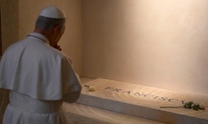 El papa León XIV visitó la tumba de Francisco y le ofreció una rosa blanca en homenaje silencioso - OviedoPress