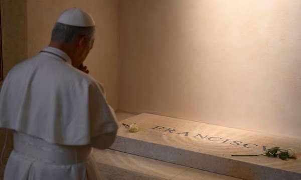 El papa León XIV visitó la tumba de Francisco y le ofreció una rosa blanca en homenaje silencioso - OviedoPress