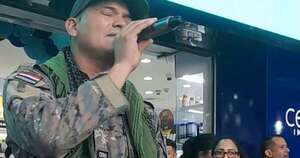 La Nación / Furor y polémica: un policía puso la nota distinta al ser cantante en feria de ofertas