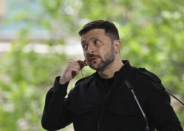 Zelenski dispuesto a reunirse con Putin, pero exige cese el fuego desde mañana - Mundo - ABC Color