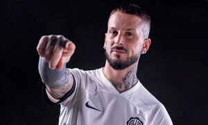 Benedetto se recuperó y, con nuevos tatuajes, ya volvió al banco de Olimpia