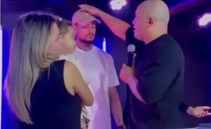 Jean Fernandes hizo la presentación de su hija en culto de su iglesia