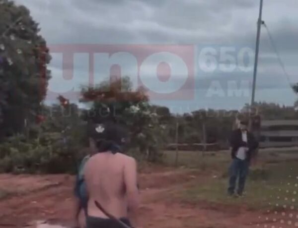 (VIDEO). Hombre agredió con un palo a una mujer en Yasy Cañy