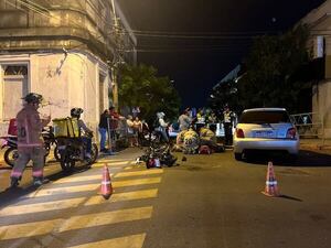 Motociclista resultó herido tras choque con automóvil en pleno centro de Asunción - Policiales - ABC Color