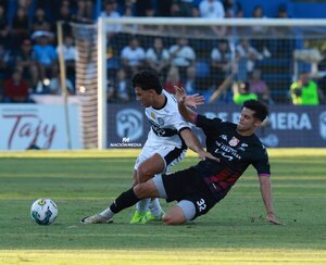Versus / Fabián Bustos calificó el debut del canterano Alan Ledesma