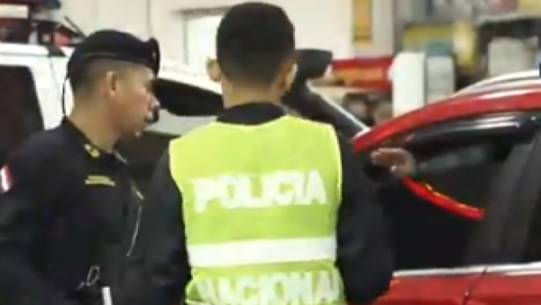 Conductora hizo sarambí en una estación se servicios y se negó al alcotest