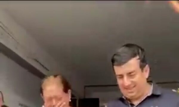 Video ¡Con honores despiden a secre de una escuela de Sanlo luego de 37 años de servicio!