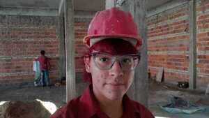 Mujer albañil sueña con construir su propia casa