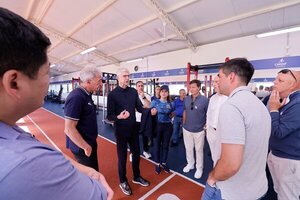 El histórico Arsène Wenger visitó las instalaciones deportivas de la APF - 1000 Noticias