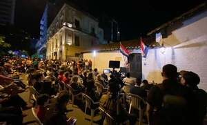 Paraguay inicia fiestas patrias iluminando la Casa de la Independencia