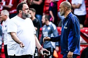 Versus / El propietario del Nottingham habló del insólito cruce con su entrenador