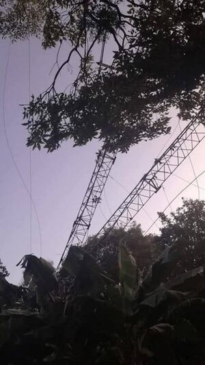 Vándalos tumbaron antena de radio comunitaria en Caaguazú  - Nacionales - ABC Color