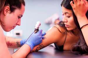 En qué parte del cuerpo duele menos hacerse un tatuaje y por qué - Estilo de vida - ABC Color