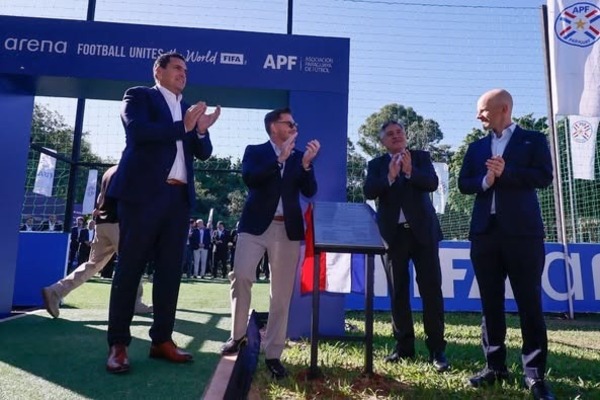 Primer Campo FIFA Arena en el Colegio Gral. Elizardo Aquino - 1000 Noticias
