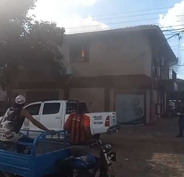 Video: bomberos de Luque rescatan a una señora atrapada en un incendio - Nacionales - ABC Color