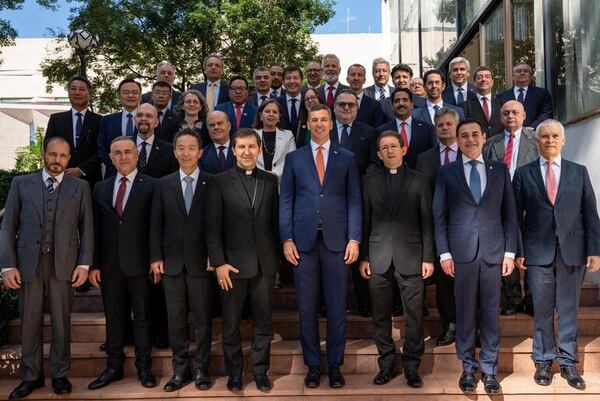 Peña intenta mejorar su alicaída imagen en una reunión con el Cuerpo Diplomático - Política - ABC Color