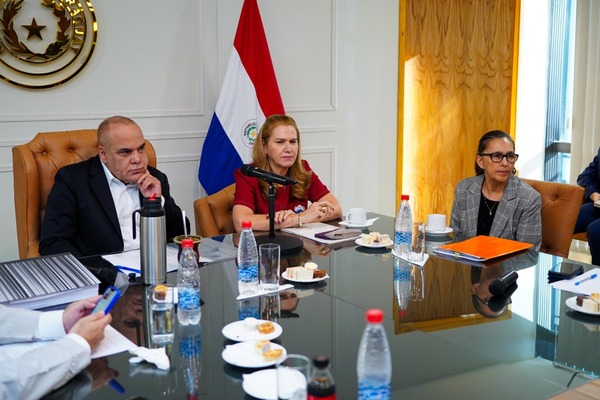 Ministra de Salud enfrenta reclamos por hospitales en crisis - ADN Digital