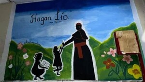 Mural en honor a Francisco da esperanza a escuela