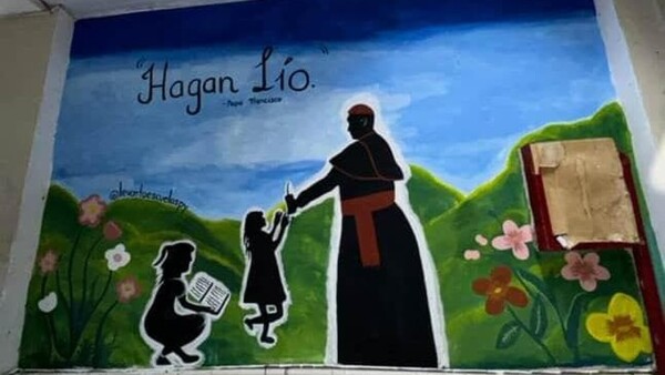 Mural en honor a Francisco da esperanza a escuela