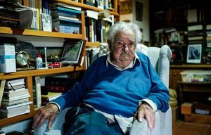 El ex presidente charrúa Mujica con medicina para calmar los dolores del cáncer que sufre