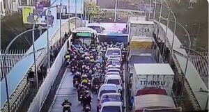(VIDEO). Una pileta armó sarambi en el Puente de la Amistad