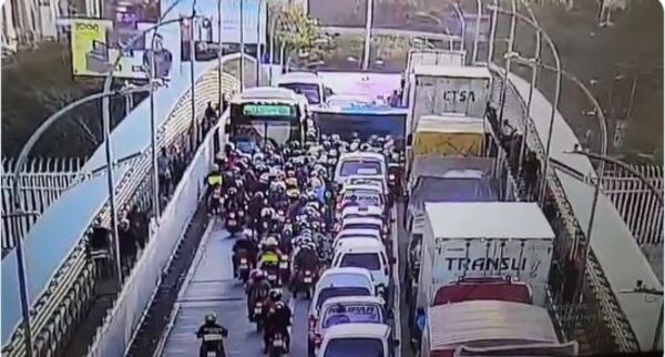 (VIDEO). Una pileta armó sarambi en el Puente de la Amistad